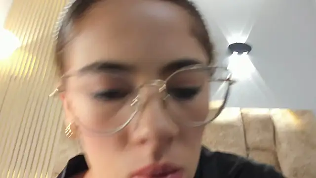 yulievans online show from February 20, 2025, 10:37 pm