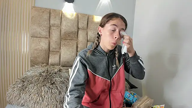 yulievans online show from March 6, 2025, 12:09 pm