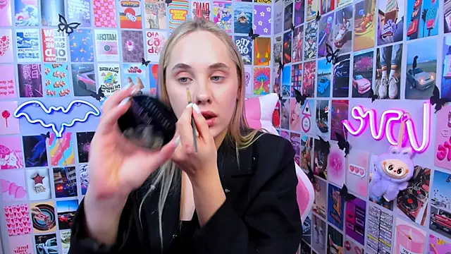 MiaMilas online show from December 22, 2025, 1:55 pm