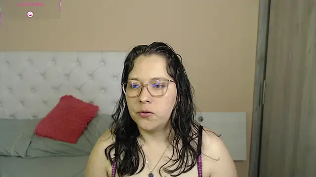 May Carlier online show from December 3, 2025, 2:12 am