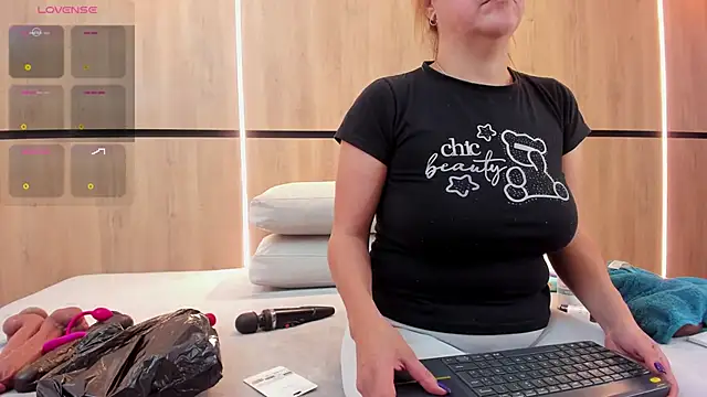 adela chase online show from October 31, 2025, 3:03 am