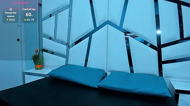 Lucy White   online show from November 5, 2025, 7:39 pm