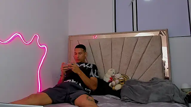 Snapshot of Hana_and_Zeta chatting on March 3, 2026, 3:35 am Hana and Zeta online show from March 3, 2026, 3:35 am