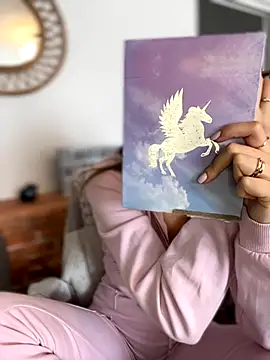 Mia Ethan online show from October 23, 2025, 8:24 am