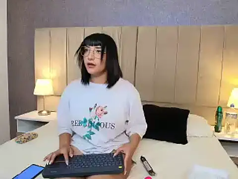 Snapshot of itsuki__ chatting on February 11, 2025, 6:11 pm itsuki online show from February 11, 2025, 6:11 pm