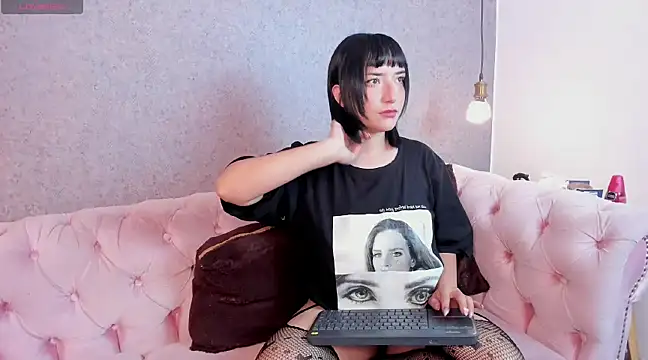 Snapshot of itsuki__ chatting on February 5, 2025, 12:27 pm itsuki online show from February 5, 2025, 12:27 pm