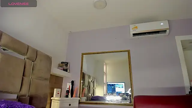 Snapshot of KarlaBelluci chatting on March 17, 2025, 9:33 am KarlaBelluci online show from March 17, 2025, 9:33 am