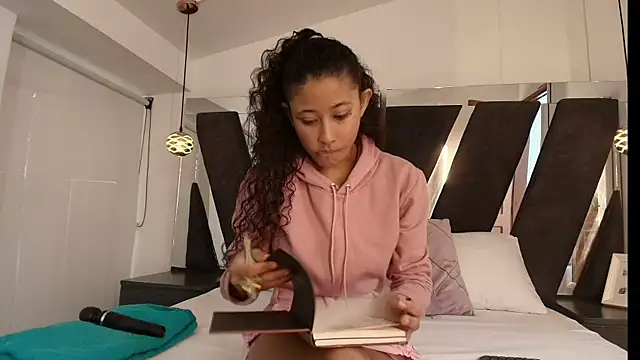 Snapshot of Milkdulce1 chatting on October 1, 2025, 1:15 pm Milkdulce1 online show from October 1, 2025, 1:15 pm