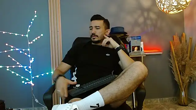 Snapshot of Reiko_85_ chatting on February 8, 2026, 2:59 pm Reiko 85 online show from February 8, 2026, 2:59 pm