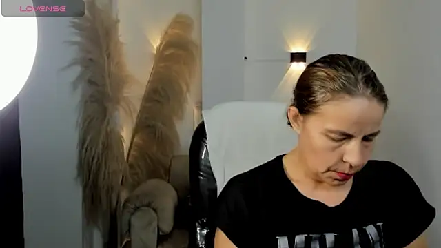 Milf karlye online show from April 15, 2026, 2:06 am