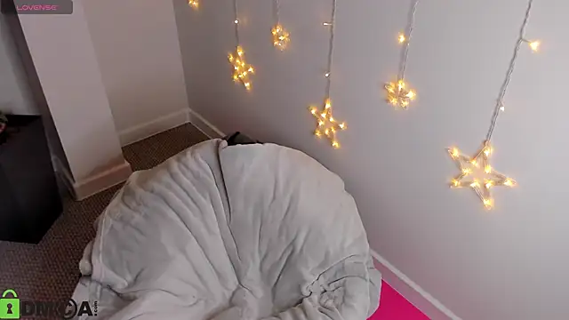 Jennifer Wadee online show from December 14, 2025, 11:54 pm