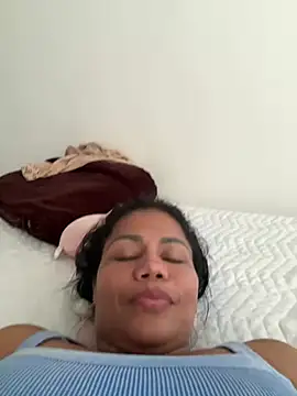 KarenGuzman  online show from March 12, 2025, 9:35 pm