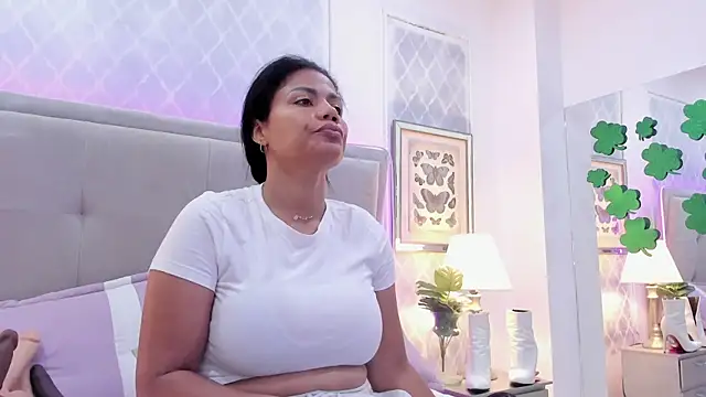 KarenGuzman  online show from March 19, 2025, 12:56 pm