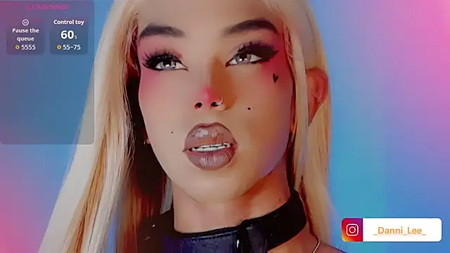 DanniLee  online show from November 4, 2025, 11:30 pm