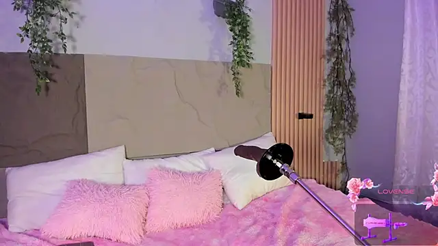 centaurigirl online show from April 6, 2026, 4:41 am