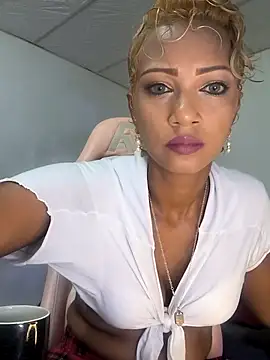 Amaliu  online show from November 5, 2025, 3:04 pm