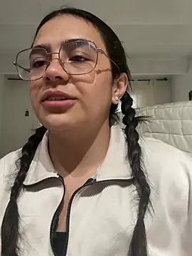 Emily Russo  online show from January 22, 2025, 12:17 pm