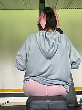 Emily Russo  online show from January 26, 2025, 5:55 pm