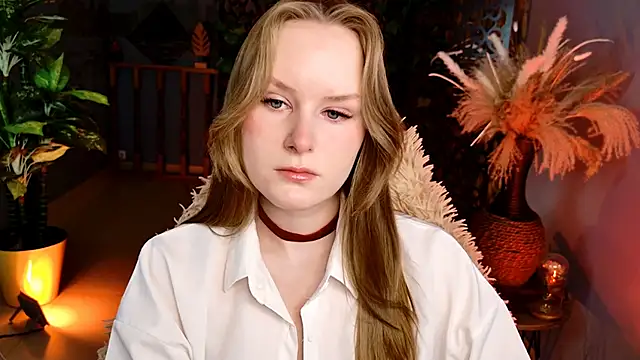 VivienLeeigh online show from May 18, 2026, 5:13 am