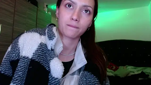 holy juli online show from June 10, 2026, 3:41 am