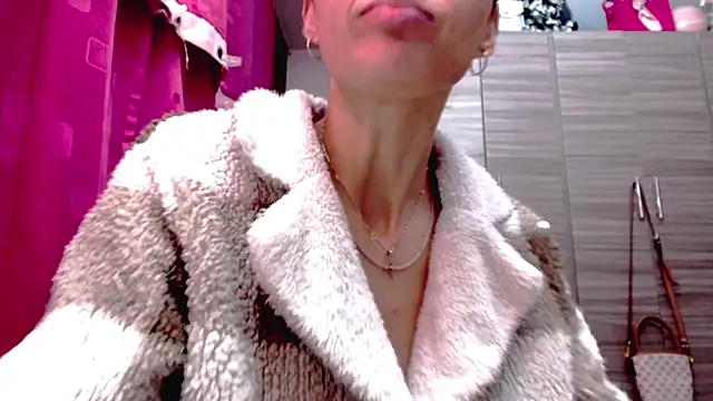 holy juli online show from February 11, 2026, 4:34 am