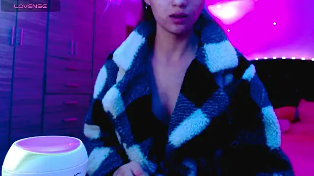 holy juli online show from November 10, 2025, 3:44 am