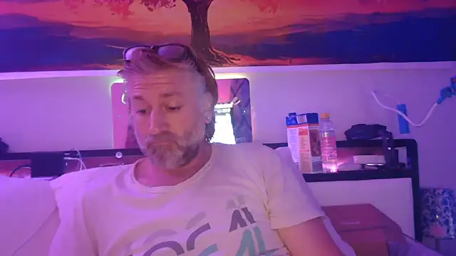 onlym4m online show from November 10, 2025, 7:35 am