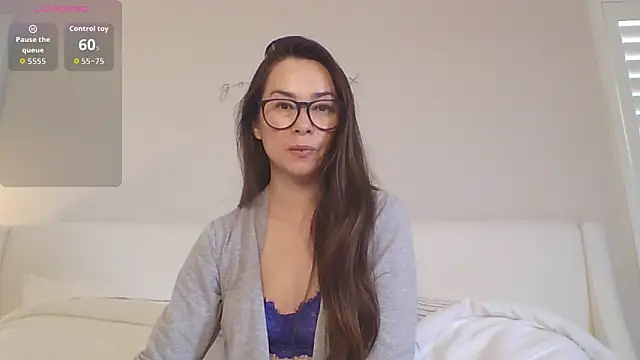 mixedasiangirl online show from May 12, 2026, 7:42 pm