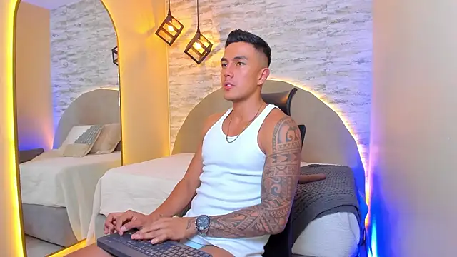 Aron Bolt online show from November 2, 2025, 11:32 pm