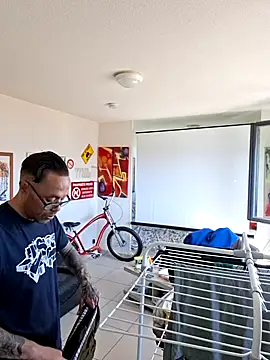 mileflav0r online show from April 16, 2026, 8:59 am