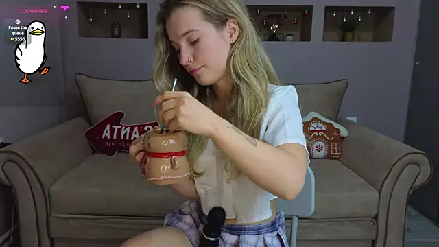 LinaCristonsen online show from December 14, 2025, 6:46 pm