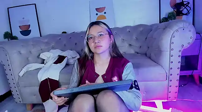 Aliiceyong online show from February 8, 2025, 7:04 am