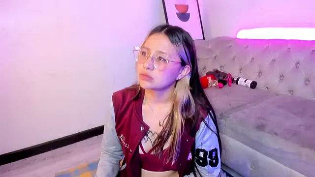 Aliiceyong online show from March 19, 2025, 3:20 am