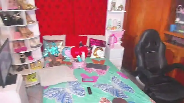 larafoxter online show from March 13, 2025, 8:11 pm