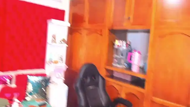 larafoxter online show from March 8, 2025, 3:56 pm