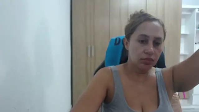 RoxanaLove9 online show from October 10, 2025, 9:48 pm