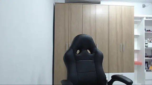 RoxanaLove9 online show from March 8, 2026, 8:01 pm