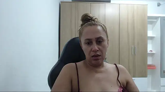 RoxanaLove9 online show from May 12, 2026, 1:35 am