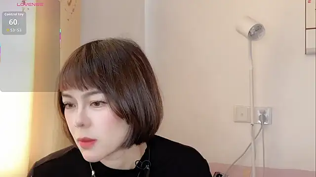 Linda-LL online show from November 11, 2025, 5:24 am