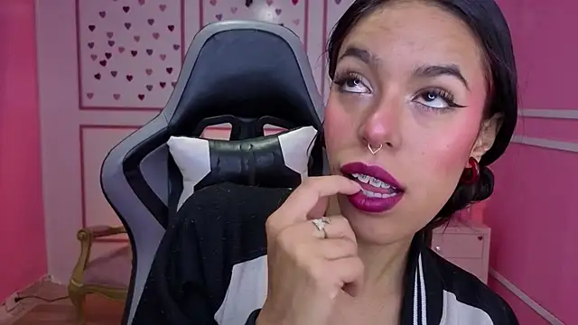 stephania t online show from November 12, 2025, 11:47 am