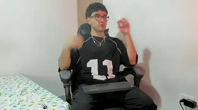 leo030809 online show from December 3, 2024, 11:29 pm