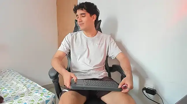 leo030809 online show from March 18, 2025, 4:17 pm