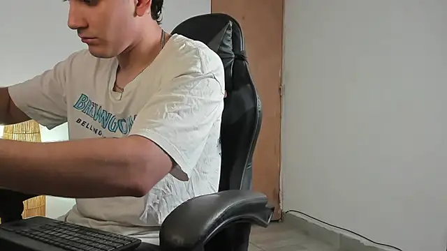 leo030809 online show from June 4, 2026, 10:58 pm