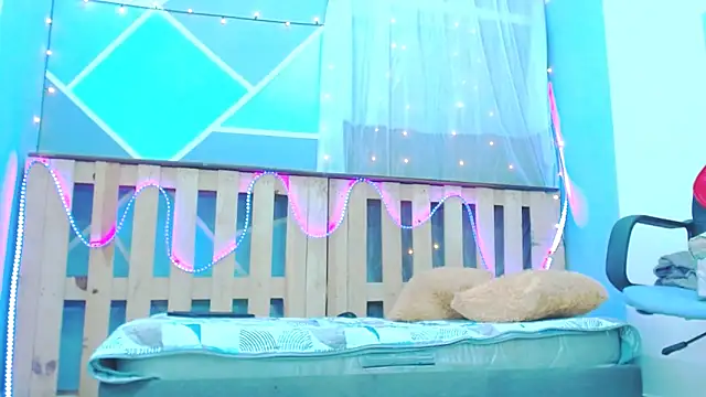 Snapshot of Michellcockxxx chatting on February 26, 2025, 5:24 am Michellcockxxx online show from February 26, 2025, 5:24 am