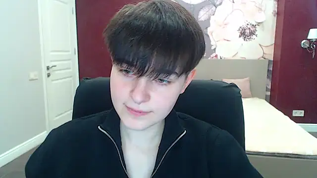 EmiliaYours online show from March 4, 2025, 1:17 pm