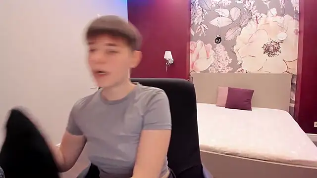 EmiliaYours online show from October 7, 2025, 1:45 pm