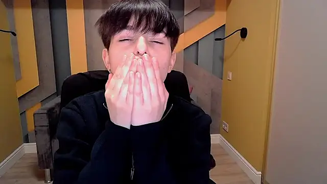 EmiliaYours online show from March 3, 2025, 4:26 pm