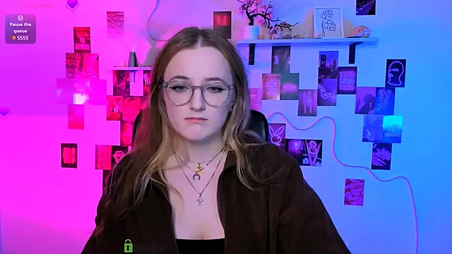 luna berryy online show from April 14, 2026, 8:14 pm