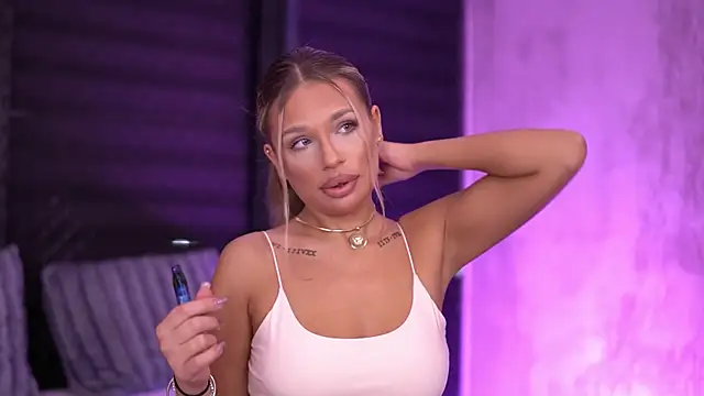 Snapshot of Candy_Ivy chatting on March 16, 2025, 7:27 pm Candy Ivy online show from March 16, 2025, 7:27 pm