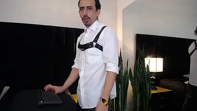 Sr Magnus  online show from March 18, 2025, 4:18 am